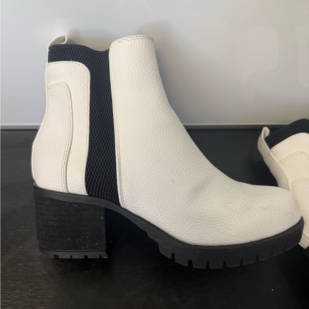 White Pebbled Leather Ankle Boots | Chunky Heel Lug Sole | Modern Minimal Size 8 - Picture 14 of 15